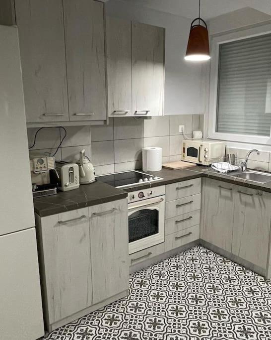 Family Apartment With Private Yard Next To Agios Dimitrios Church 테살로니키 외부 사진